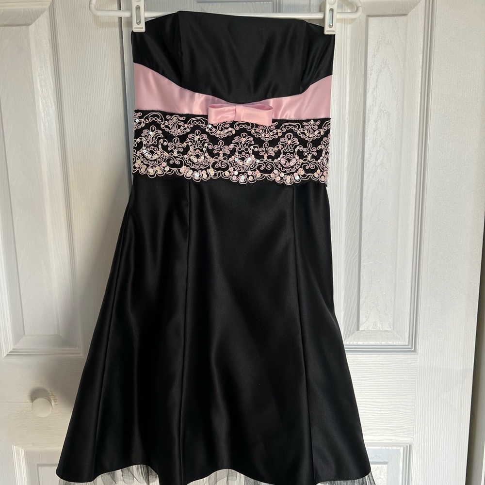 Jessica McClintock for Gunne Sax. Size 5 cocktail dress. Black & pink.